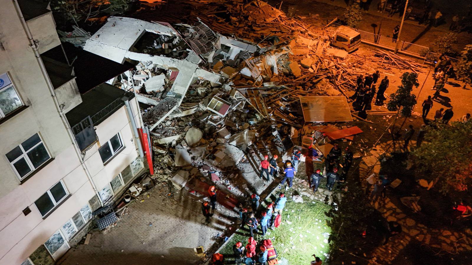 Balıkesir'de 6,1 büyüklüğündeki depremde bir kişi hayatını kaybetti