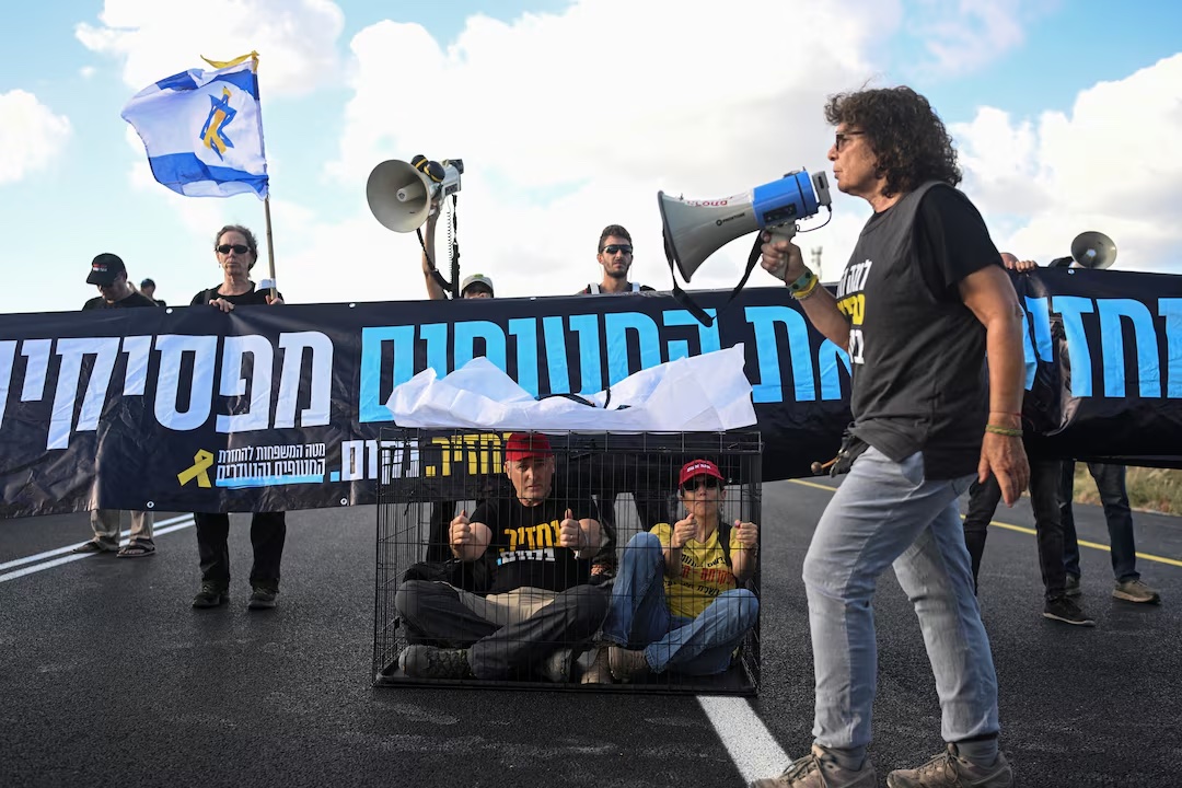 Filistin'de aileler bombardıman gecesinin ardından Gazze Şehrini terk ediyor, İsrailliler protesto ediyor