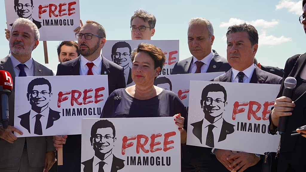 Avrupalı belediye başkanlarından oluşan Eurocities heyeti, Ekrem İmamoğlu'na destek için Silivri'de