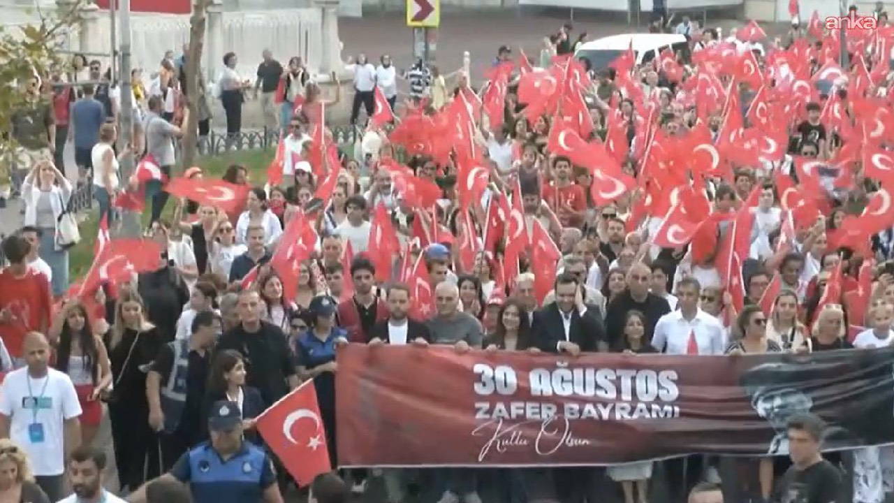 Beşiktaş’ta 30 Ağustos yürüyüşü: Marşlar ve “Mustafa Kemal’in askerleriyiz” sloganlarıyla coşkulu kutlama