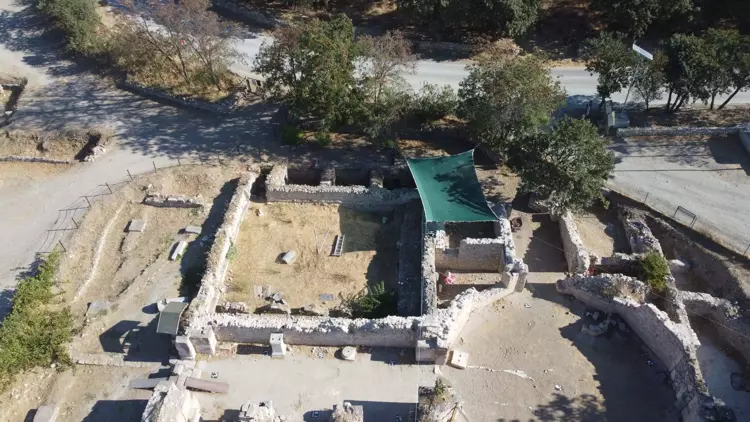 Alexandria Troas Antik Kenti'ndeki podyumlu salon yeniden ayağa kaldırılıyor