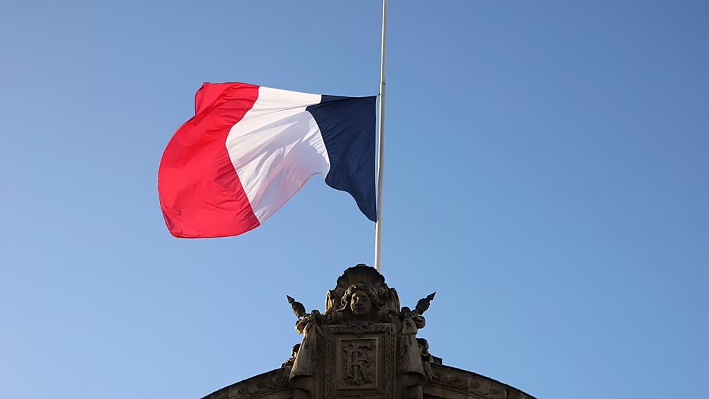 Fransa'da siyasi istikrarsızlık: Ekonomi ve yatırımlar nasıl etkilenecek?