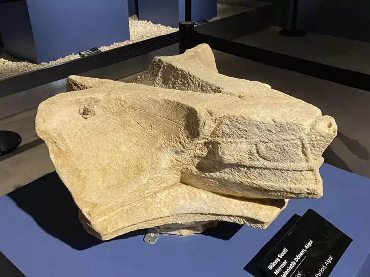 Aigai Antik Kenti'nde 2 bin 200 yıllık güneş saati bulundu