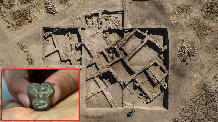 Karahöyük’te kartal başlı, insan figürlü mühür bulundu