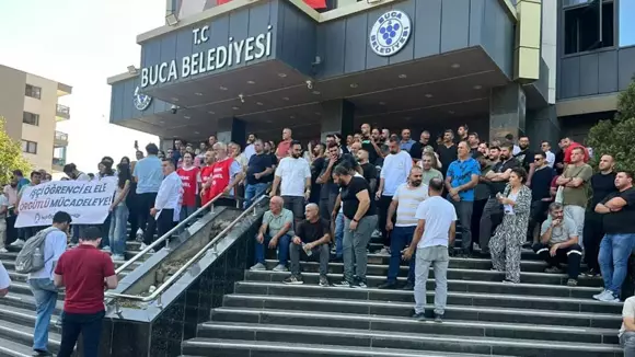 Buca'da maaş alamadıkları gerekçesiyle belediye binasını işgal eden işçilerin eylemi sürüyor