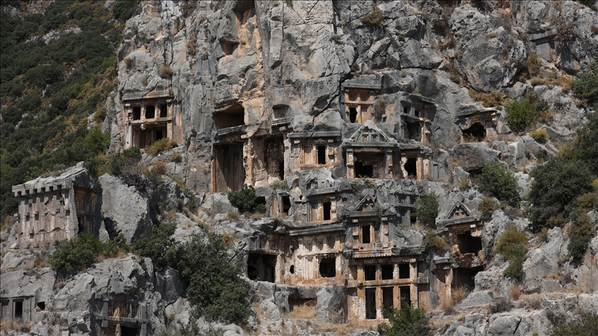 Likya'nın en büyük antik tiyatrosunun sahne binası orijinal taşlarıyla ayağa kaldırılacak