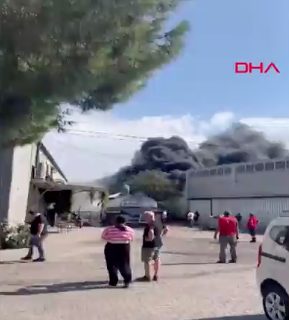 İzmir'de lastik deposunda yangın