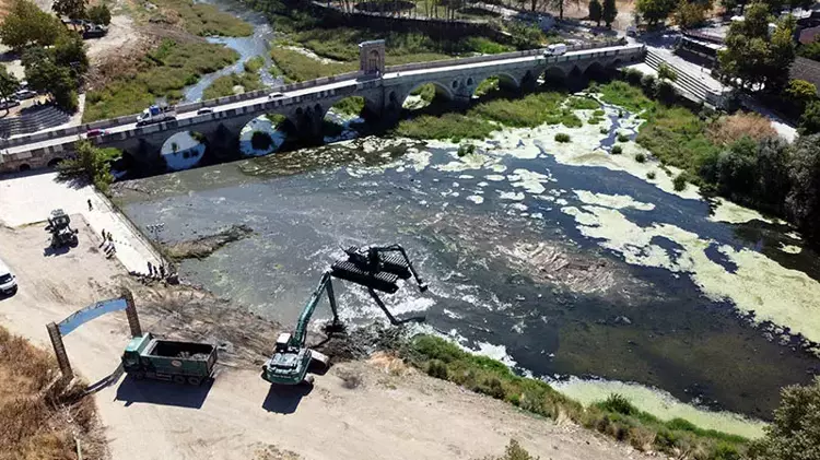 Edirne'de kuraklık nedeniyle otla kaplanan Tunca Nehri temizleniyor