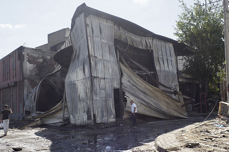 İzmir'de mobilya atıkları ve çöplerin bulunduğu alanda çıkan yangın iş yerine zarar verdi