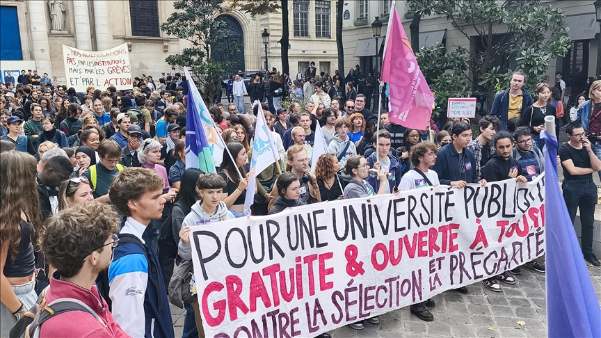 Ağır borç yükü altındaki Fransa’da sosyal huzursuzluk artıyor