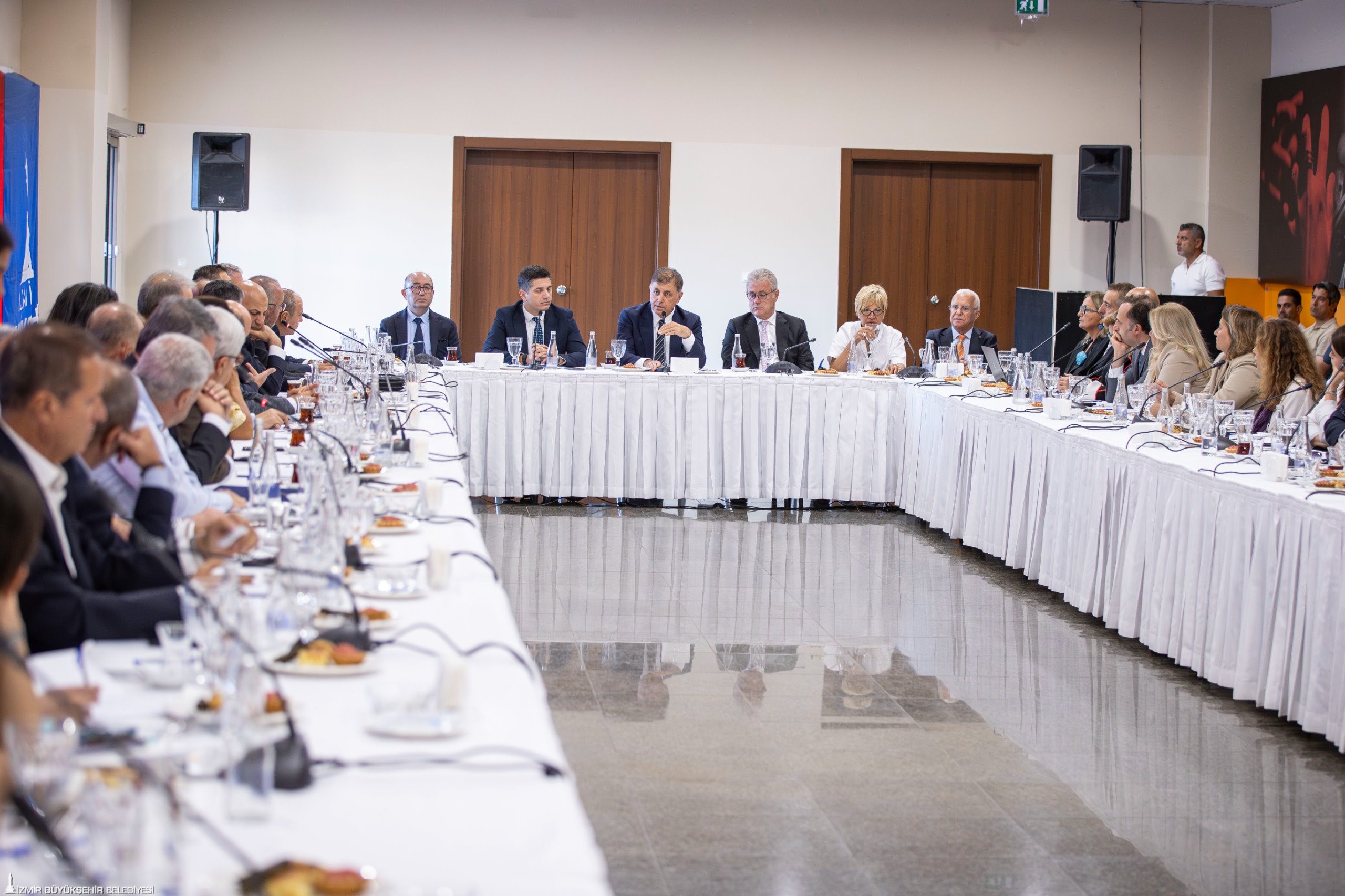 Başkan Tugay: İzmir'in kabuğunu kırması, öncü kent olması için çalışıyoruz