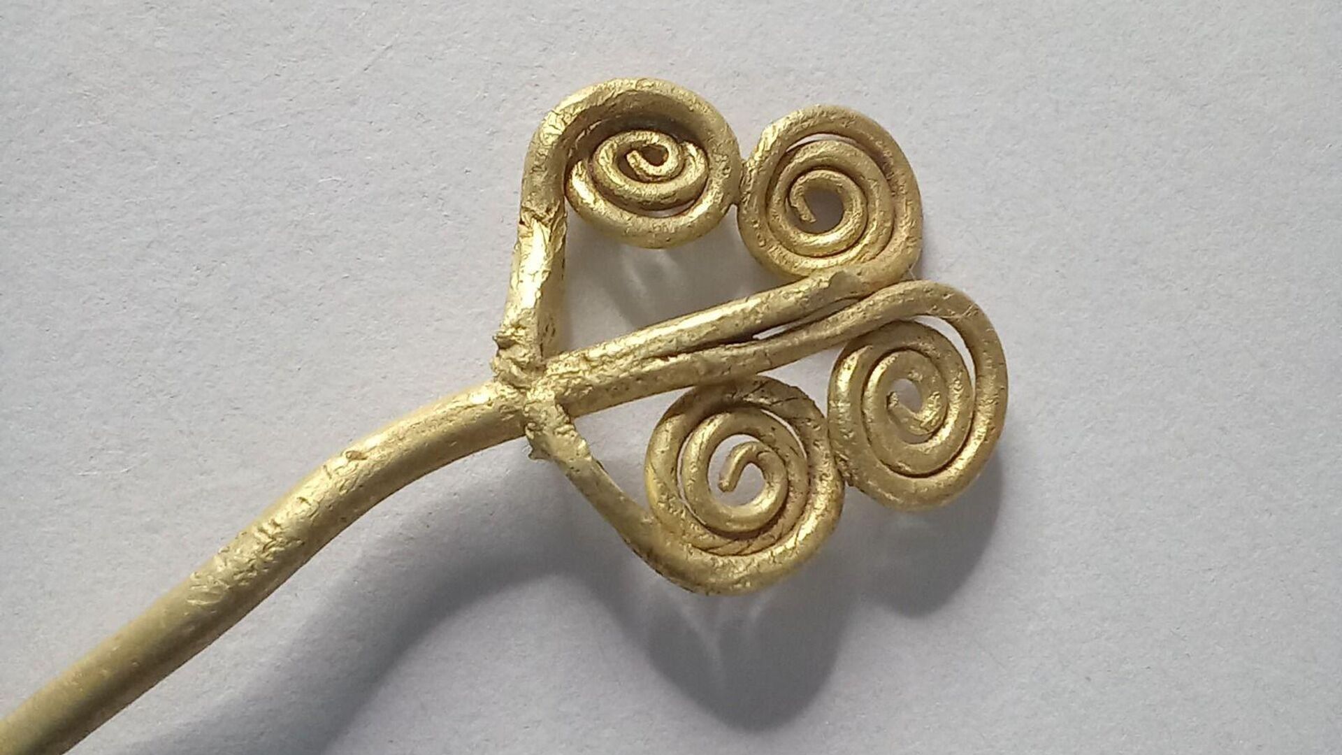 Troya'da tarihi keşif: 4 bin 500 yıllık altın broş ve ender yeşim taşı bulundu