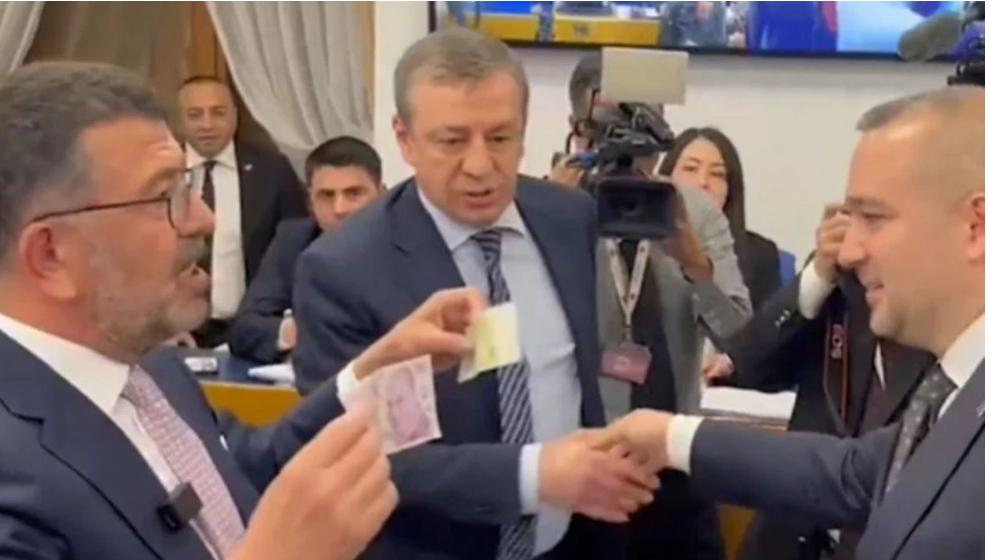 Merkez Bankası Başkanı Meclis'te protestoyla karşılandı