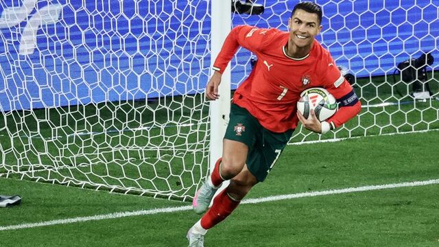 Futbolun ilk milyarderi