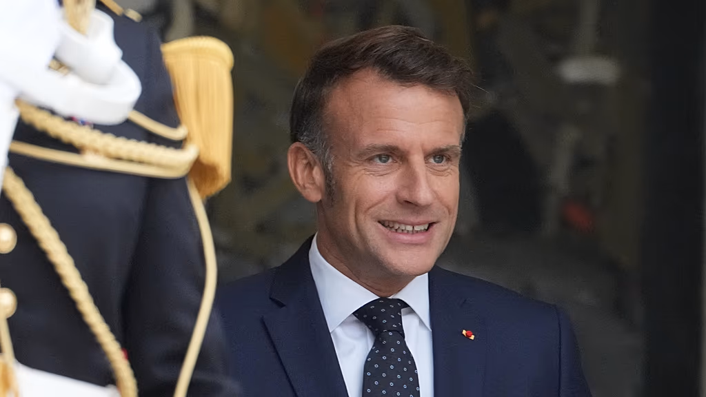 Fransa Cumhurbaşkanı Macron, istifa eden başbakanı yeniden atadı