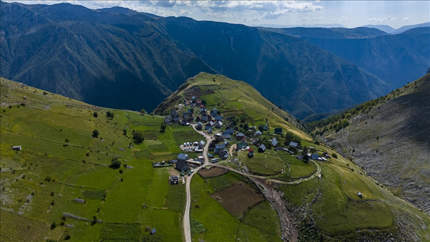 Bosna Hersek'te teknolojiden uzak, doğasıyla öne çıkan dağ köyü: Lukomir