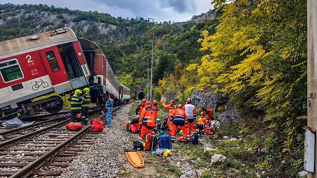 Slovakya'da iki hızlı tren çarpıştı: Çok sayıda yaralı var