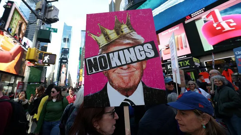 Amerikalılar Trump'ın 'otoriter eğilimlerine karşı' sokağa çıktı