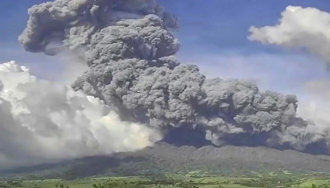 Kanlaon Yanardağı yeniden patladı