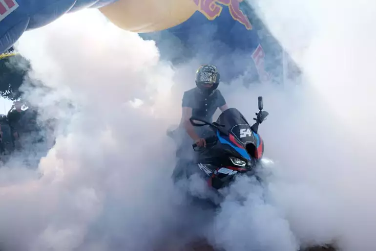 Dünya Şampiyonu Toprak Razgatlıoğlu'na coşkulu karşılama