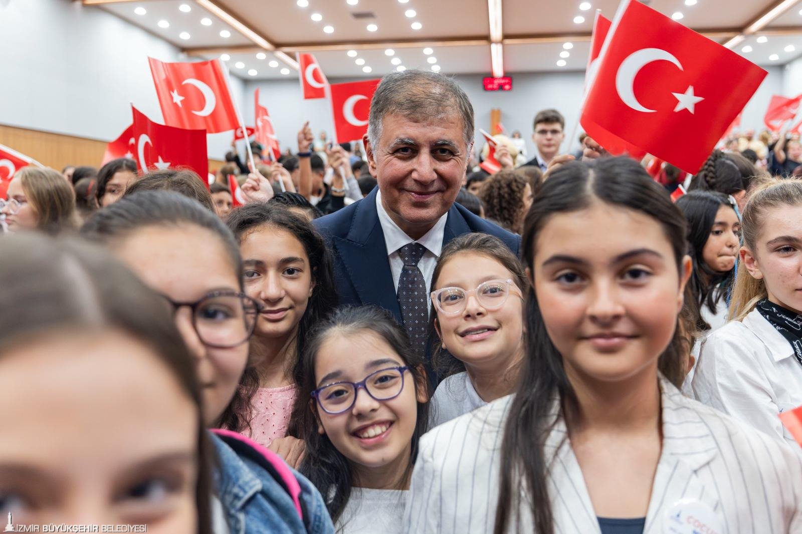 Başkan Tugay gençleri ve çocukları ağırladı