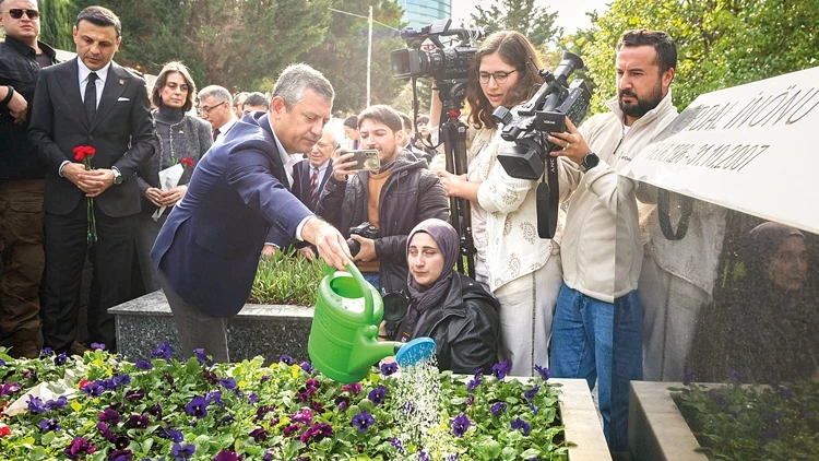 Erdal İnönü’ye ‘CHP’ rozetli anma