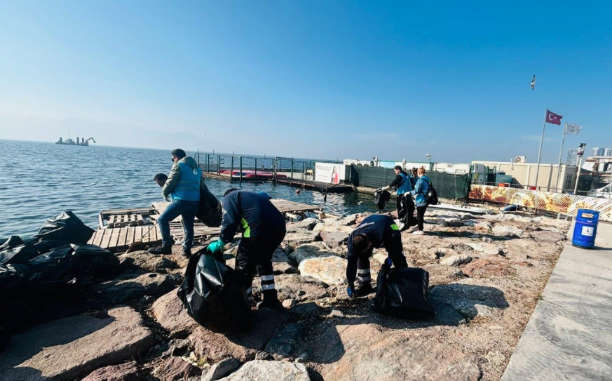 Doğaseverler Karşıyaka'da kıyı temizliği yaptı
