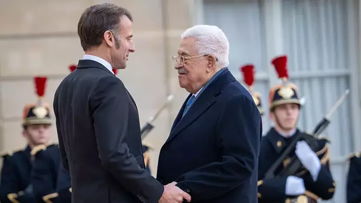 Fransa Cumhurbaşkanı Macron ile Filistin Devlet Başkanı Abbas bir araya geldi