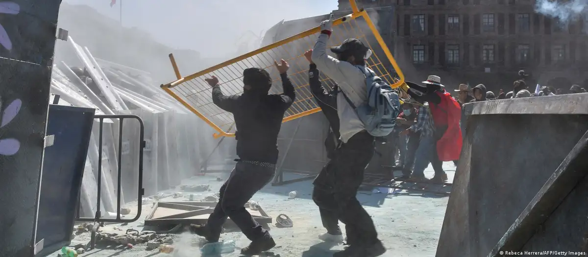 Meksika'da Z kuşağı protestosu: 120 kişi yaralandı