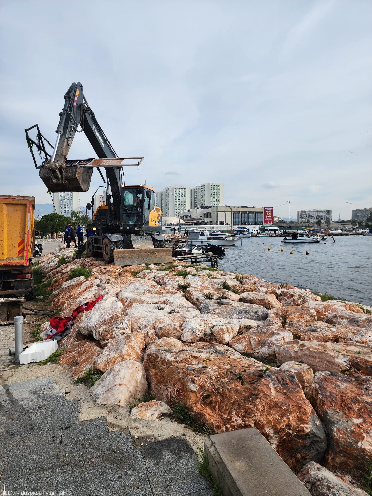 Karşıyaka’daki kaçak iskeleler yıkılıyor
