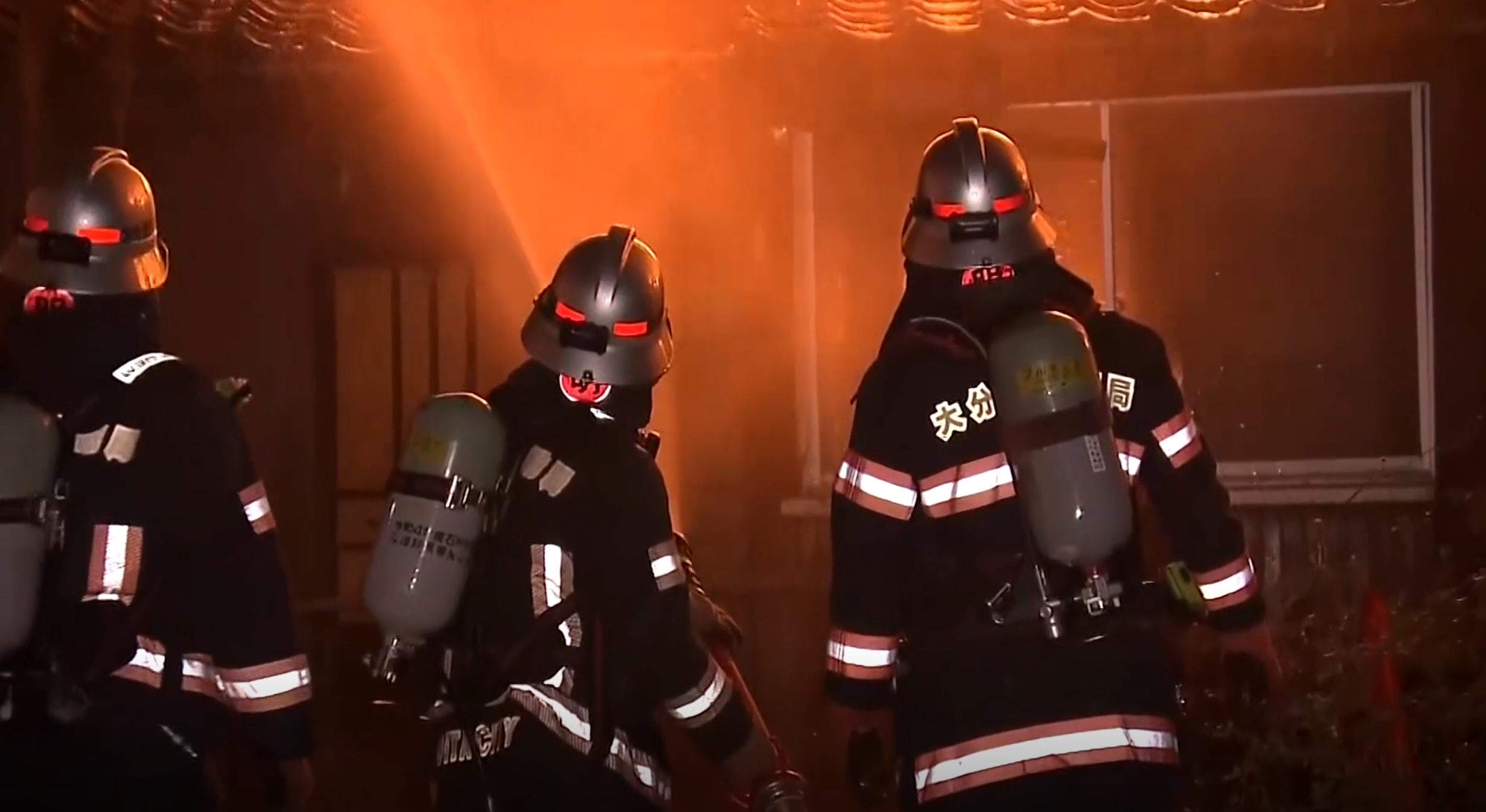 Yarım asrın en büyük yangını: 170 ev kül oldu, yüzlerce kişi alevlerden kaçtı