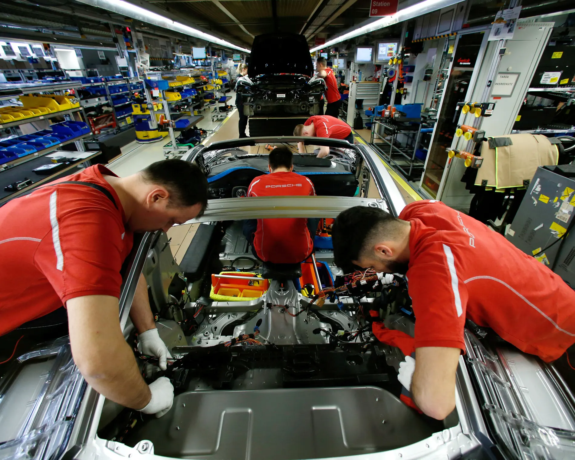 Almanya, AB'yi 2035'te yeni benzinli ve dizel otomobil satışına getirilen yasağı yumuşatmaya çağırıyor.