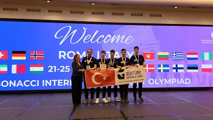 Lise öğrencileri kendi yaptıkları robotlarla İtalya’da dünya şampiyonu oldu