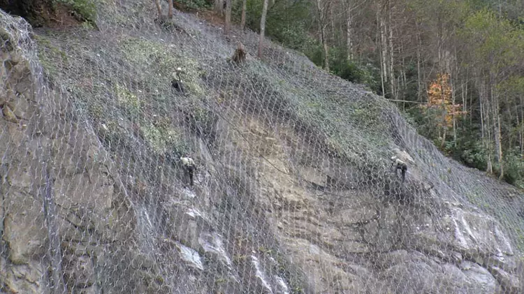 Ayder’de kaya riskine karşı çelik örgülü önlem