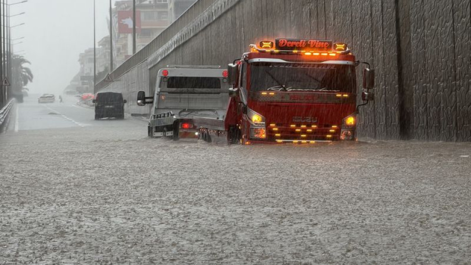 Antalya'da sağanak! 8 kişi kurtarıldı