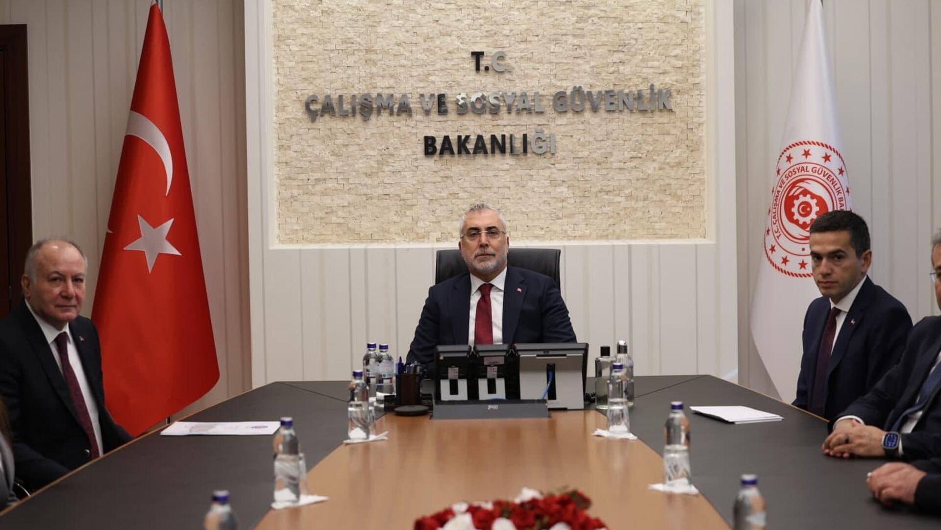 Milyonların gözü bu toplantıda, asgari ücret görüşmeleri başladı