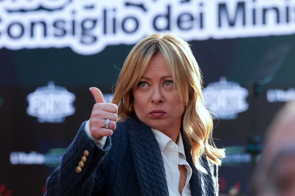 Başbakan Meloni, müzayede evine yönelik cezai soruşturmanın ardından resmi hediyeleri satma planından vazgeçti.