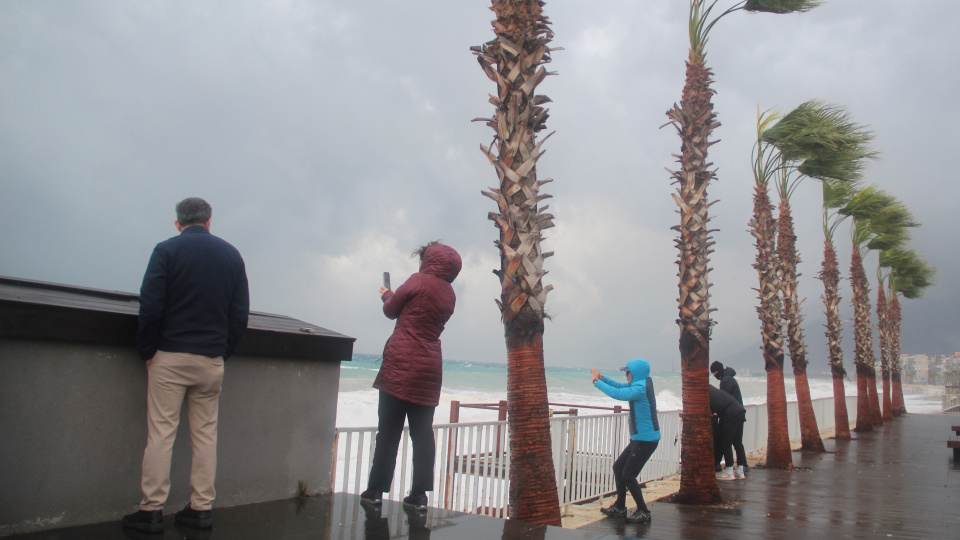 Meteoroloji'den Antalya ve Muğla için sel uyarısı! Kuvvetli sağanak ve kar etkili olacak