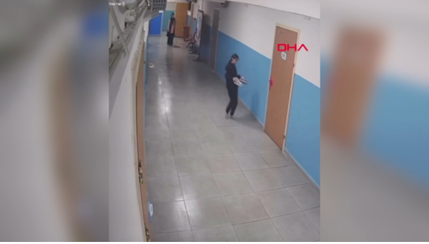 Silinen koridoru kirletmemek için ayakkabılarını çıkarıp sınıfına kadar yürüdü