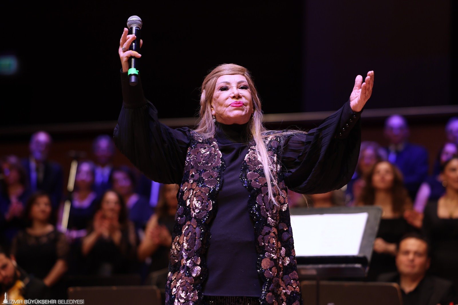 Bedia Akartürk'ten Büyükşehir korosuna yeni yıl sürprizi