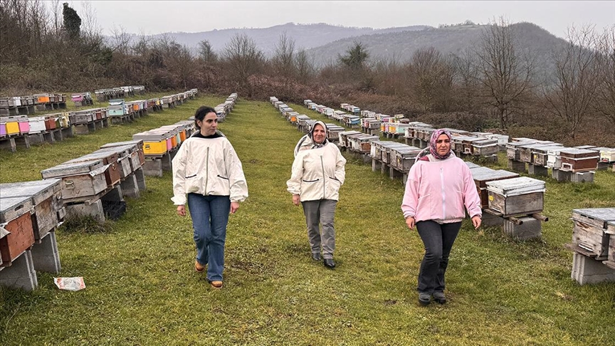 Annenin arıcılık tutkusu iki kızına da geçti