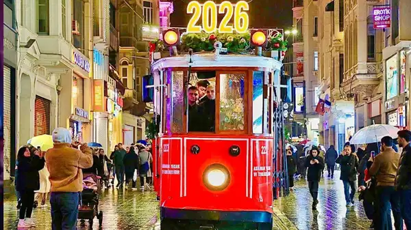 İstiklal Caddesi’nde yılbaşı coşkusu: İETT’den nostaljik yeni yıl tramvay sürprizi