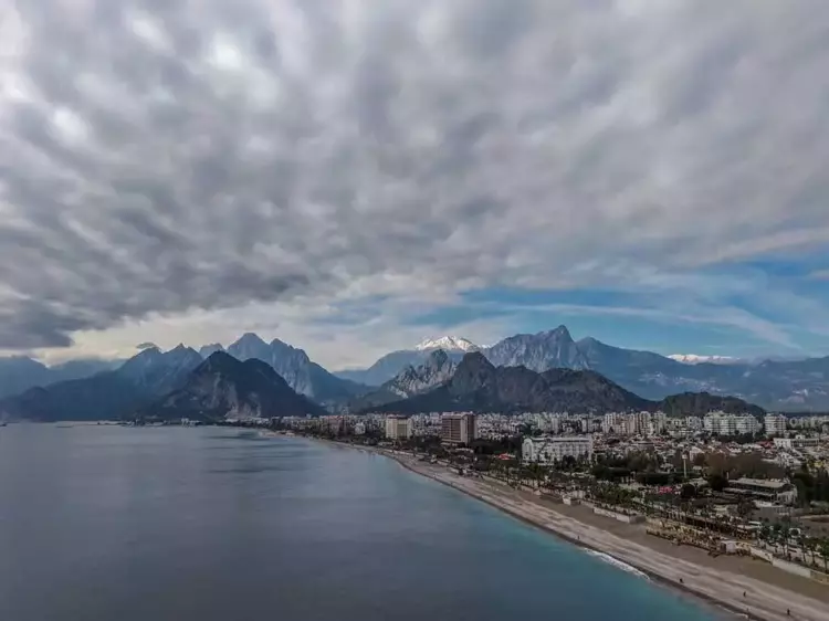 Karlı dağ manzarasında sahil keyfi