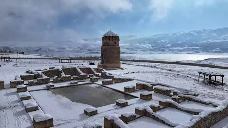 Hasankeyf’te kar yağışı sonrası manzara dronla görüntülendi