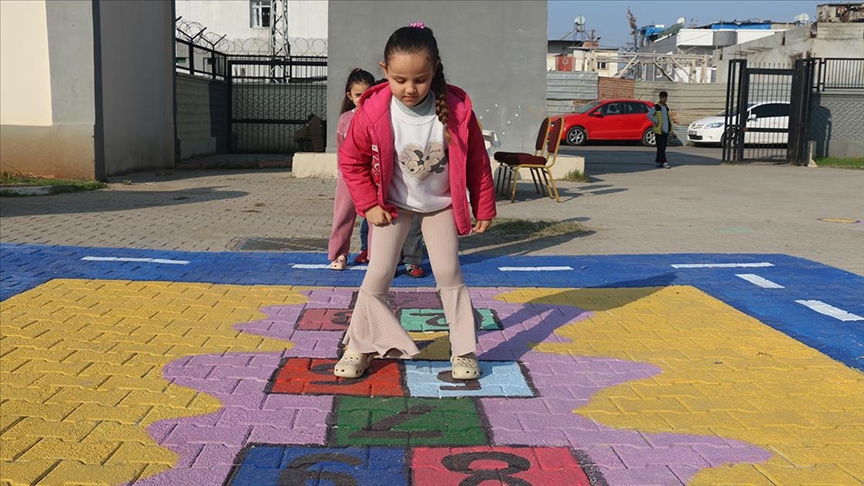 Adana'da okul bahçeleri gönüllülerin çizdiği oyun alanlarıyla renkleniyor