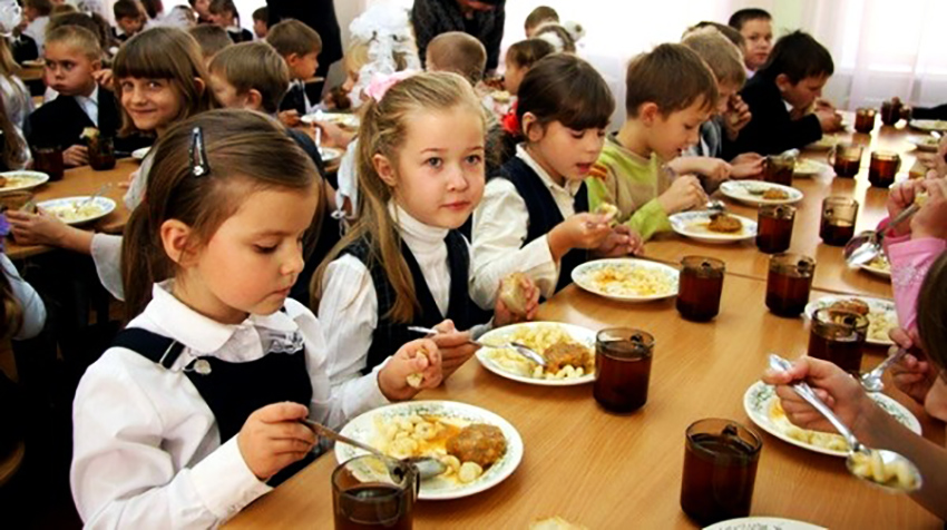 Ukrayna'da Tüm Okul Öğrencilerine Ücretsiz Yemek Uygulaması Başlıyor