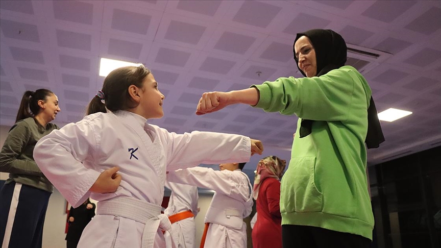Erzincan'da sağlıklı yaşam için çocuklar anneleriyle karate yapıyor