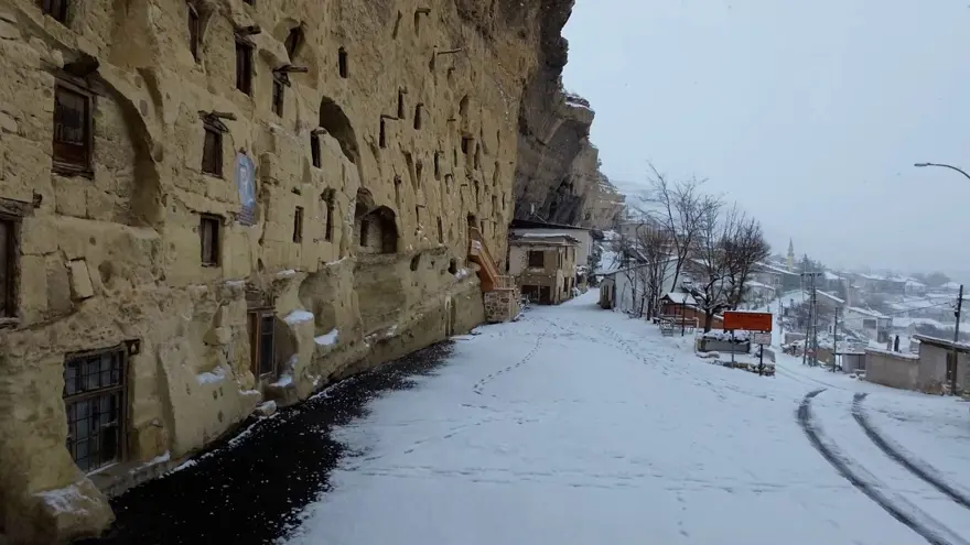 Atatürk'ün atalarının bu köyden geldiğine inanılıyor. En az bin yıllık oyuklar var