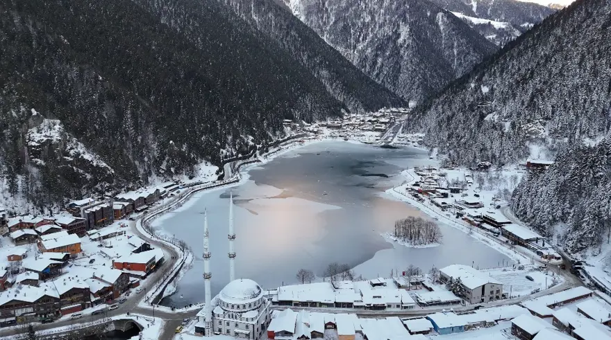 Uzungöl dondu. Kartpostallık görüntüler ortaya çıktı
