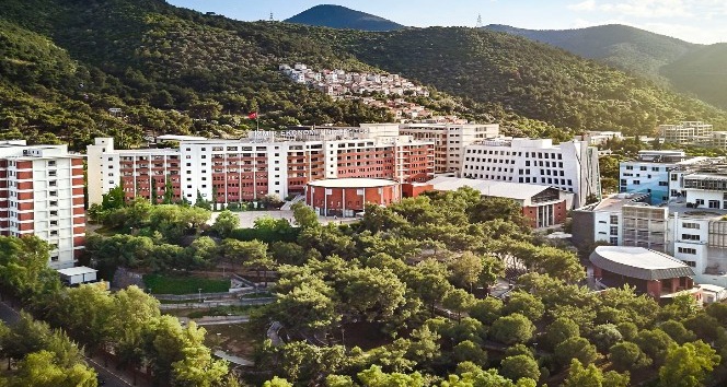 İzmir Ekonomi Üniversitesi'nde fotoğraf krizi. Üç şüpheli gözaltında